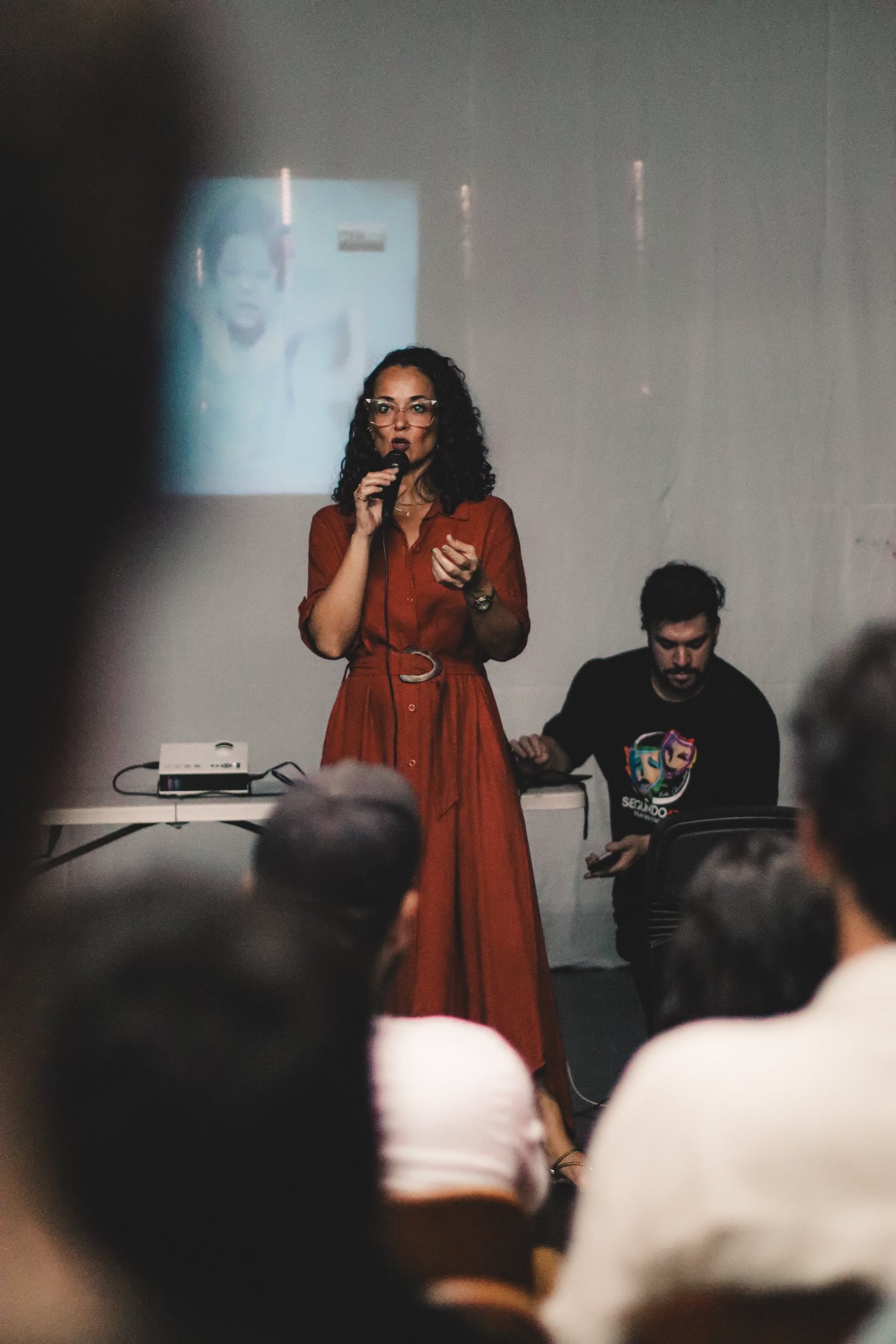 Luana Trindade fala ao microfone para a plateia