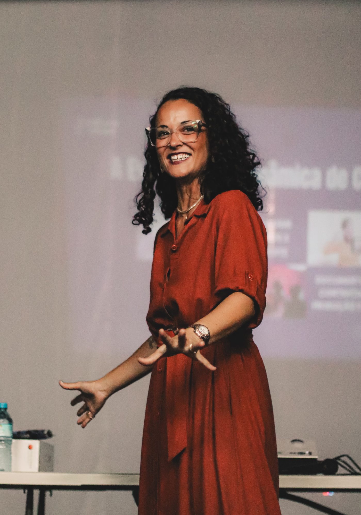 Luana Trindade sorri para a plateia durante a palestra Saúde Mental
