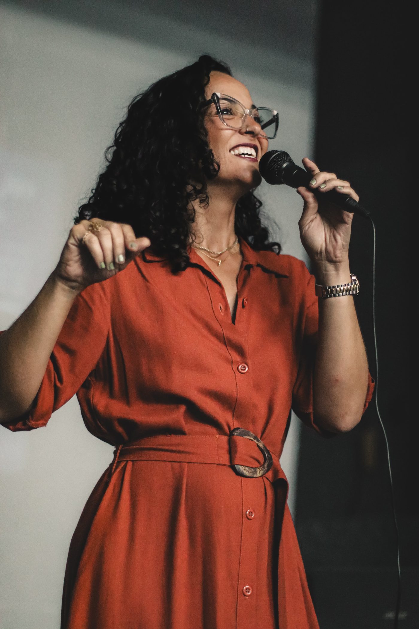 Luana Trindade sorri ao microfone durante a palestra Saúde Mental